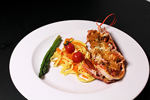 Kreeft met garnituur van groenten en tagliatelle