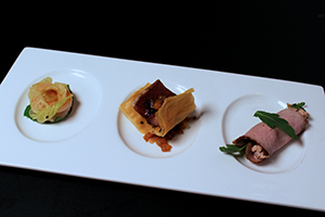 Tonijn met mangochutney en sojadressing Vitello tonnato rolletje Zoetwatergarnaal met gemarineerde komkommer