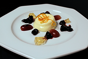 Mousse van brie met cranberry-portsaus en witte wijn gelei