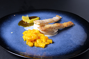 Specerijen ijs met stroop van sinaasappel met mango