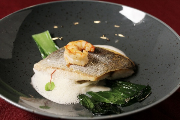 Dorade met scampi, paksoi, appel en kokossaus