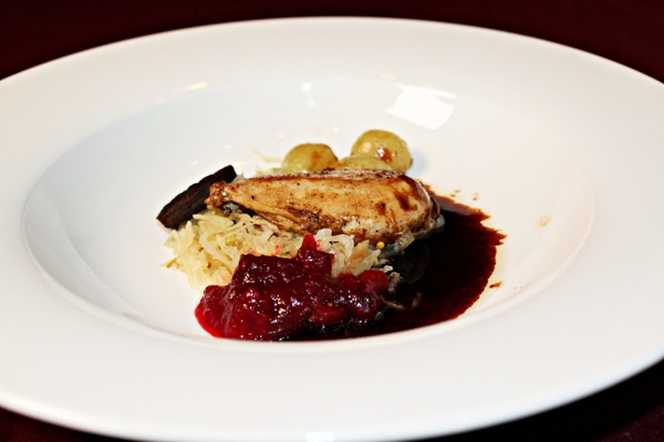 Patrijs met zuurkool, bloedworst, cranberries, druiven en colasaus