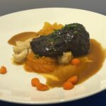 Kalfswang met peterseliewortelpuree, wortelbolletjes en abrikozen